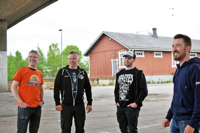 Olisikohan tässä näytön paikka? Mikko Aarnio, Lasse Laaksovirta, Toni Lehtonen sekä Anssi Aarnio kävivät visioimassa Drive In-elokuvatapahtumaa asema-aukiolla.