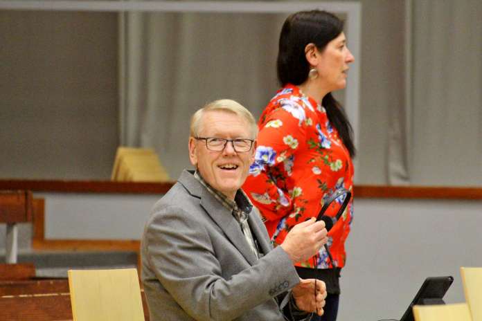 Jari Välimäki oli keskustan ryhmäpuheessa sitä mieltä, että myös verojen korotuksista on keskusteltava edelleen, sillä nykyinen alijäämä on oikeastaan tulevaisuuden veroa.