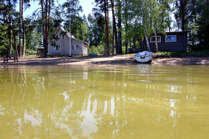Kalikan rannassa vasemmalla näkyvä vanha omakotitalo ei ole ollut enää käytössä. Oikealla on saunarakennus.