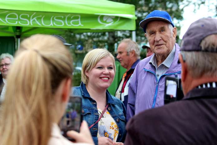 Annika Saarikko vaihtoi ajatuksia Arvo Lehtisen kanssa. 96 vuotta täyttävä Lehtinen arveli olevansa torin vanhin keskustalainen.