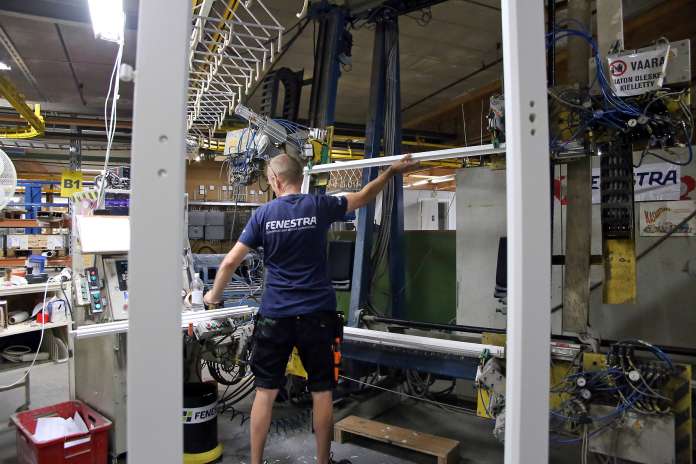 Teijo Jalo kokoaa ikkunapuitteita. Fenestran uusin tuote on metallinen ulkopuitelukko, joka saatiin muovisen lukon rinnalle.