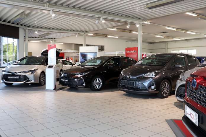 Autokauppojen myyntikäyrät ovat palanneet lähes entisenlaisiksi, vaikka maaliskuussa alalla koettiinkin lähes ennennäkemätön pysähdys.