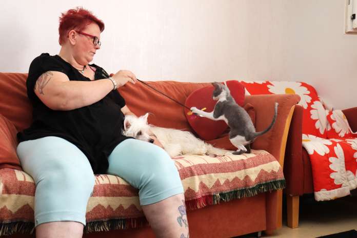Mita ja hänen neljä sisarustaan vietiin koronakevään aikana kasvattajan käsistä. Minna Säteri toivookin lemmikkieläinbuumin vallitessa, että kaikki uudet omistajat huolehtivat uusista tulokkaista vielä sittenkin, kun työt alkavat pyöriä normaalisti poikkeusolojen jälkeen.