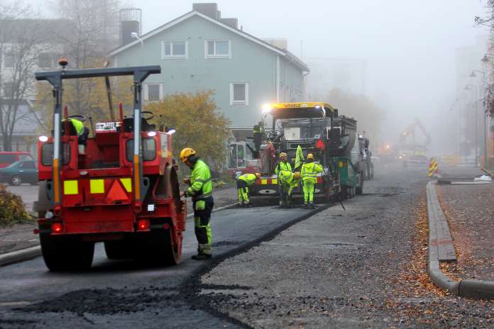 Väinämöisenkatua asfaltoitiin perjantaina Käsityöläiskadun ja Kauppalankadun välisellä osuudella. Koko Väinämöisenkadun katualue asfaltoidaan aikanaan kahteen kertaan.