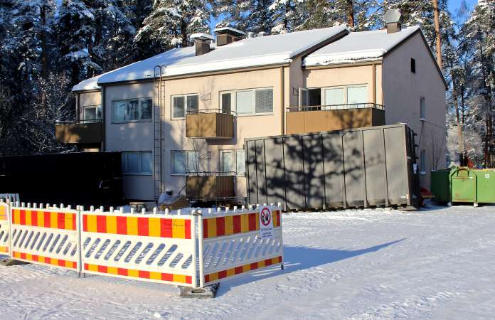 Hirvikosken koulun asuntolan purkamisen on tarkoitus olla valmis toukokuun loppuun mennessä. Aiemmin tontilta on purettu Hirvikosken koulu.