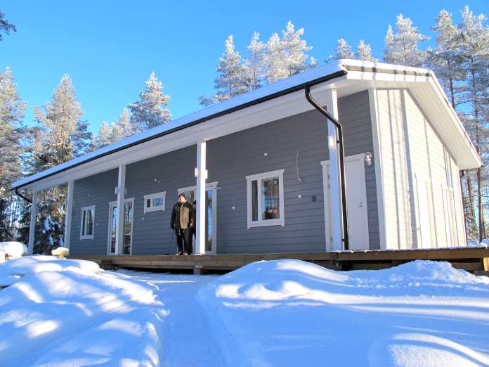 Mustajärven leirikeskuksen uudella asuntolalla houkutellaan majoittujia myös kesäsesongin ulkopuolelle. Hirrestä tehdyn asuntolan rakentaminen kesti noin vuoden ajan. Uudessa asuntolarakennuksessa on makuuhuoneet ja wc-tilat, sen sijaan suihku- ja saunatilat ovat kaksi vuotta sitten valmistuneessa saunarakennuksessa.