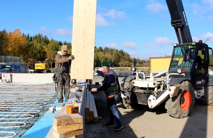 Sampsa Äijälä ja Markku Helander pystyttivät Robotmationille rakennettavan hallin pystypilareita viime syksynä. Nyt halli on viimeistelyä vaille valmis.