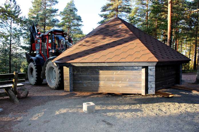 Kuntoportaat on tarkoitus rakentaa Porsaanharjulla sijaitsevalle näköalalaavulle, joka on uusittu jo aiemmin. Kuva on marraskuulta 2019, jolloin uusi näköalalaavu tuotiin paikoilleen.