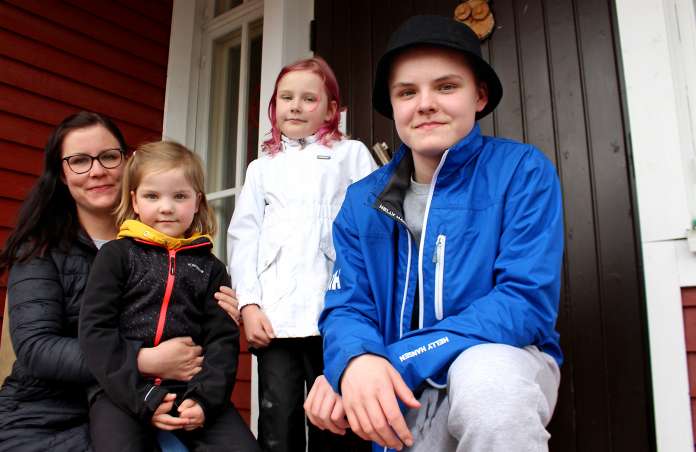 Roosa Ristimäen lapset Oona, Iina ja Rasmus Järvinen lähtevät opintielle Seikunmaasta, Kojonperästä. Perheessä on myös neljäs lapsi, Julius Järvinen. Kolmasluokkalainen Iina murehtii sitä, muistaako hän tehdä kaikki läksyt, kun jo nyt koulupäivän jälkeen on sen verran väsynyt.