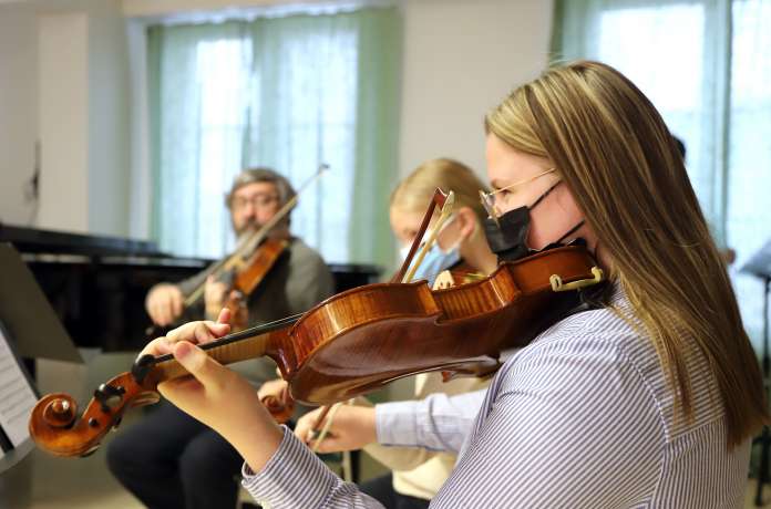 Toukokuun alussa Loimaan seudun musiikkiopistossa vietettiin studioviikkoa, jonka kuluessa tallennettiin kymmeniä esiintymisiä julkaistavaksi Youtubessa. Opettaja Ferenc Juhasz sekä punkalaitumelaiset Helmi Siuko ja Emma Aro tapailivat yhteistä säveltä ennen nauhoitusta. Kuva: LL arkisto / Pasi Salo.