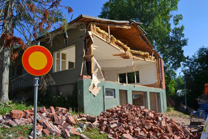 Purkutyömaa seisoo tervapääskyjen pesinnän turvaamiseksi Alastarolla. Urakoitsija ehti suorittaa asbestipurun, mutta massiivipurku jäi lähtökuoppiin.