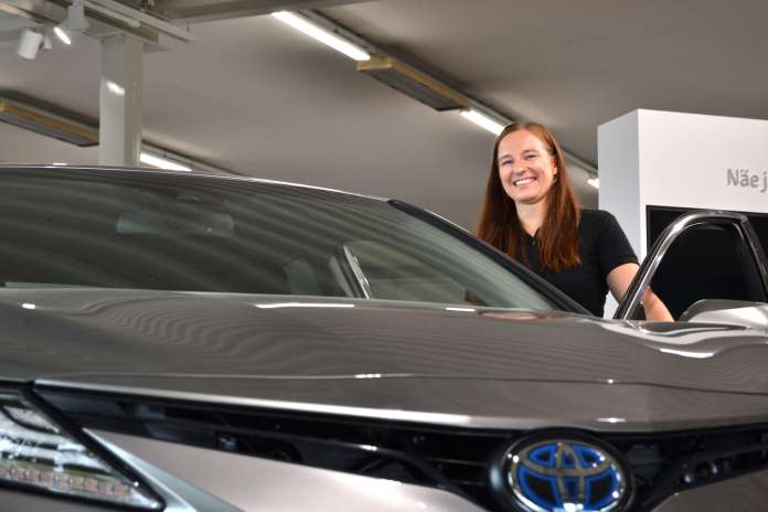 Loimaan Toyota Auto-Centerin kesän automyynti on käynyt myyntipäällikkötrainee Janni Hyvösen mukaan hyvin. Vaihtoautoja menee noin puolet enemmän kuin uusia autoja. Hybridimallit kiinnostavat erityisesti uuden auton ostajia.