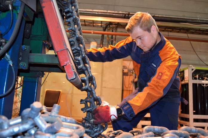 Riku Reinikainen on yksi Hirvikoskella sijaitsevan Nordic Tractionin tehtaan työntekijöistä. Tehtaalla työskentelee tällä hetkellä 40–45 tuotannon työntekijää. Tehdastilojen laajennuksen myötä yritys saattaa tarvita lisää työvoimaa, mutta loppupeleissä markkinatilanne ratkaisee rekrytointitarpeen.