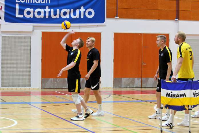Hurrikaanin Jarno Koivuniemi, Antti Ropponen, Aleksi Kaatrasalo ja Mikko Suomalainen harjoittelivat alkuviikosta Loimaan liikuntahallissa. Kuva: Lari Kiviranta.