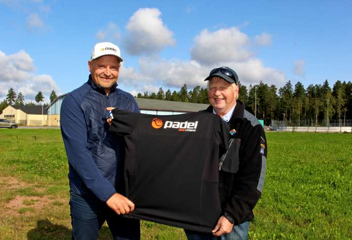 Padel-halli on tarkoitus rakentaa Kaunismäenkadun viereen, lähelle vesitornia. Juha Jokela ja Markku Helander allekirjoittivat hallin vuokrasopimuksen maanantaina.