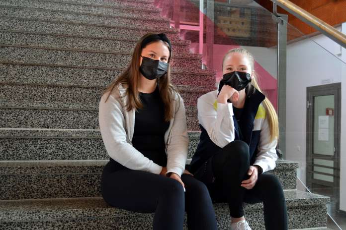 Loimaan lukiossa opiskelevat Nea Lehto ja Josefina Koenkytö myöntävät, että wanhojen tanssien peruminen harmittaa. Wanhojen päivä järjestetään tänä vuonna totutusta poikkeavalla kaavalla, turvaväleistä huolehtien ja maskit kasvoilla.
