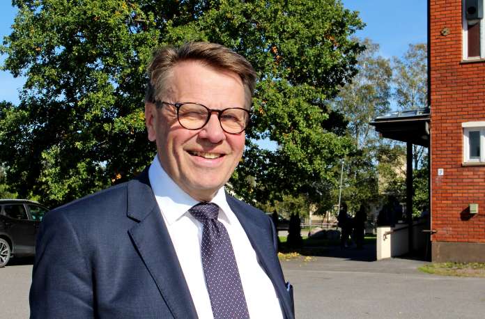 Kari Häkämies tuntee Oripäätä muutenkin kuin Okra-maatalousnäyttelyn kotipaikkana. Kuskatessaan poikaansa salibandypeleihin Oripään liikuntahalliin hän saattaa odotellessaan vaihtaa lenkkitossut jalkaan ja juosta kylänraitilla. Juoksureitit ovat sellaisia, että löytää takaisin liikuntahallille, hän naurahtaa. Kuva: Lari Kiviranta.