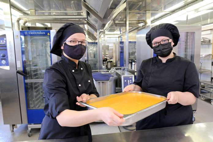 Mariam Podzigun ja Anna Kuusela valitsivat ravintola- ja catering-alan, koska he rakastavat ruuanlaittoa. Alan valoisat työnäkymät tulivat bonuksena.