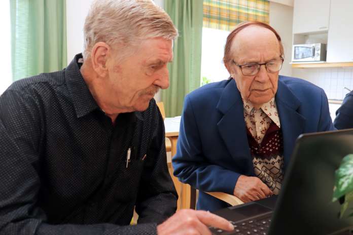 Tuulensuun Palvelukeskuksessa Seniorit surffaa -kursseja vetävä Matti Sillanpää kertoo, että internetin käytössä on tärkeintä harjoittelu ja toisto. Erkki Kaskisen digitreenit ovat jääneet viime aikoina vähälle koronasta johtuen. Lähinnä hänen on tullut katsottua tietokoneelta silloin tällöin Loimaan säätiedot.
