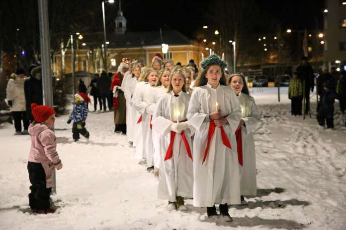 Lucia-kulkue toi valon torille Loimaan joulunavauksessa vuonna 2019. Arkistokuva: Katriina Reijonen.