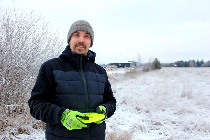 Frisbeegolfseura Mukin varapuheenjohtaja Jussi-Pekka Niittymäki luonnehtii Niittukulmalle rakennettavan frisbeegolfradan olevan saavutettavuudelta hyvä ja erottuvan maastoltaan lähialueiden muista radoista. Taustalla häämöttää Rovio Pet Foodsin toimipaikka.