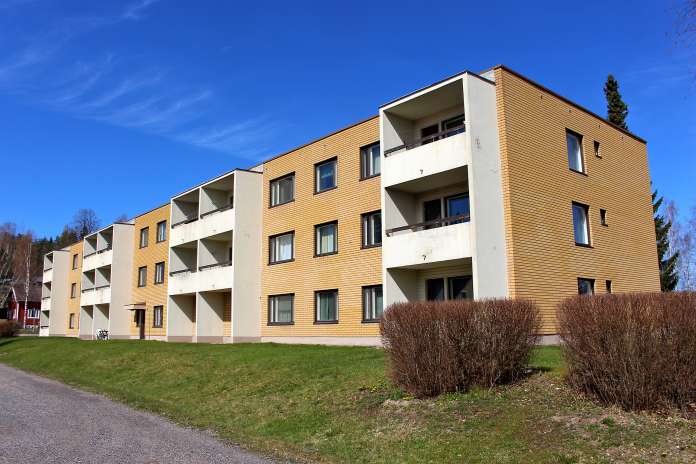 Kaupungin omistama Pajapuiston vuokrakerrostalo sijaitsee Alastarolla Loimijoentien varressa. Kerrostalo on rakennettu vuonna 1974, ja sitä on remontoitu vuosituhannen alun tietämillä.