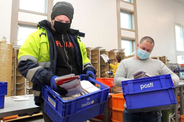 Loimaan Postin ryhmävastaava Juho Ojala ja tuotantovastaava Matti Sauranen sanovat, että nimettömät ja osoitteettomatkin joulukortit pyritään toimittamaan perille vuoden loppuun mennessä.