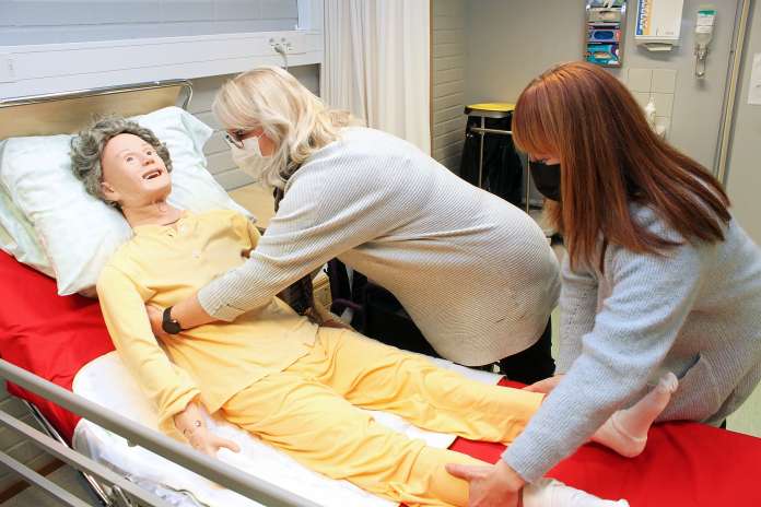 Sekä Tiina Urpinen että Elina Valtanen pitävät hoitoalaa mielekkäänä. Urpiselle on tullut yllätyksenä, miten väärän kuvan alasta saa julkisuutta seuraamalla.