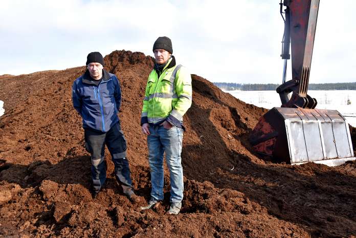 Loimaalaisen Laarimäen Puutarhan Mikael Knuutila (oik.) haki kuorman kasvumultaa Ari Prihtiltä. Prihti sanoo asuneensa 40 vuotta turvetuotantoalueen keskellä ja tuotannon tuoneen aikoinaan leipää monen perheen pöytään Palojoella ja Orisuolla.