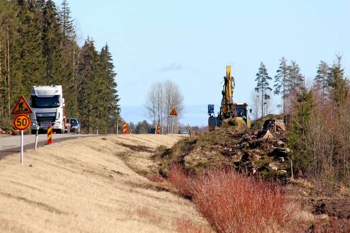 Kolmea riista-aitaosuutta rakennettiin Ysitielle Loimaalle pari vuotta sitten, ja ne ovat jo valmiit. Kuva on Mellilän suunnalta keväältä 2020.