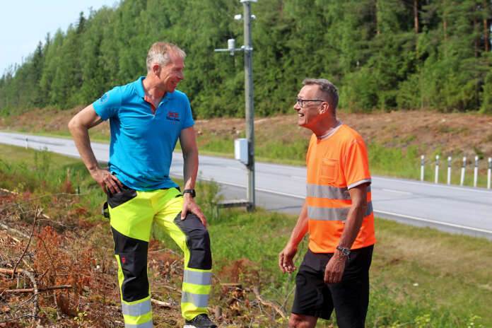 Liikenneturvallisuusinsinööri Jaakko Klang ja projektipäällikkö Reima Karppinen kävivät tarkastamassa työn jälkeä Ysitien varressa Mellilässä. Vastaavia raivaushankkeita on toteutettu valtakunnallisestikin. – On mielenkiintoista nähdä, miten tämä vaikuttaa peurakolarimääriin, Klang pohtii.