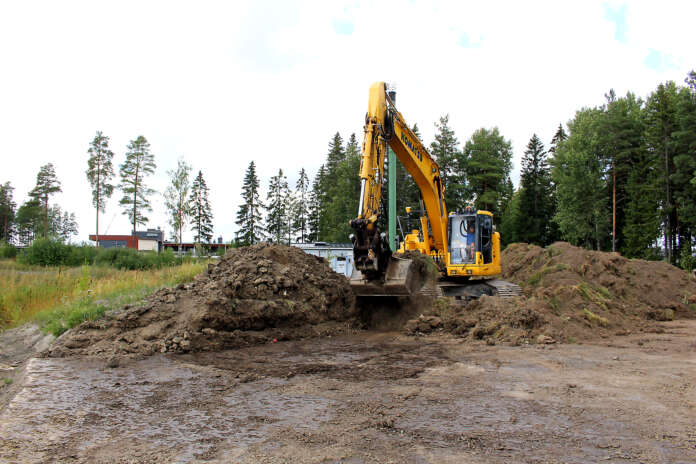 Uusi puupellettiä käyttävä varavoimalaitos rakennetaan Lamminperään. Maanrakennus Jarno Lankinen oy tekee uuden pellettilaitoksen pohjatyöt. Jarno Lankinen aloitti työt keskiviikkona. Taustalla näkyy paloasema.