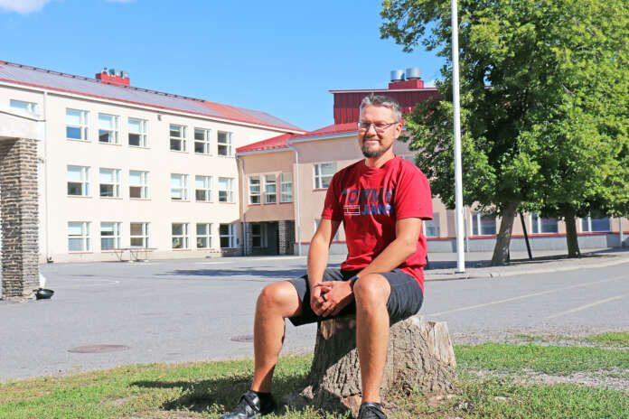 Keskuskoulun tuore rehtori Jussi Tuimala sanoo ensimmäisten päivien kuluneen toimintakulttuuriin ja ihmisiin tutustuessa.