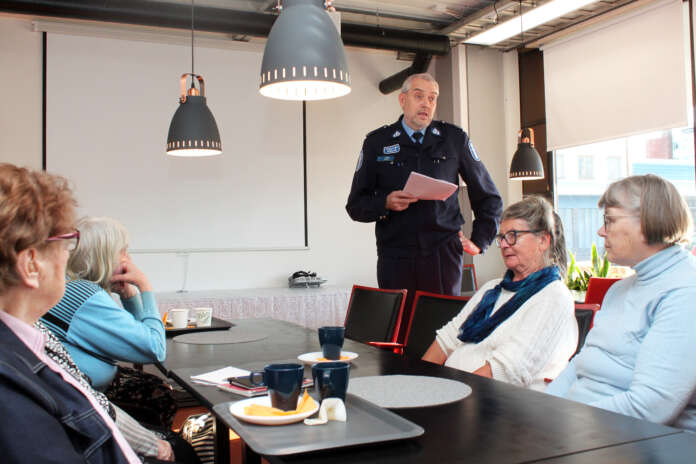 Kurkijoen Marttayhdistys järjestää erilaisia tilaisuuksia noin kerran kuukaudessa. Tällä kertaa puhujaksi saapui ylikonstaapeli Pekka Mäkelä, joka kertoi huijaamisen monista muodoista. Paikalla olivat muun muassa Mäkelän vieressä istuva Liisa Koskinen ja Maija Parikka sekä toisella puolen pöytää olevat Eevi Kemppinen ja Kirsti Knuutila.