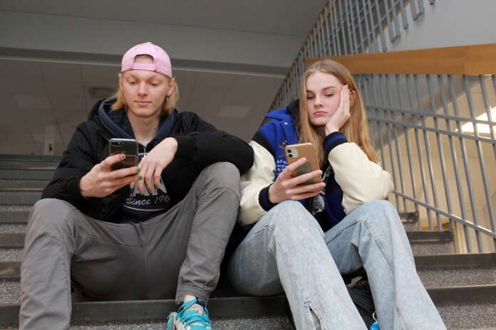Luvatta kuvaaminen ja materiaalin levittäminen on Hirvikoskella opiskelevan Nico Rantalan ja Alissa Heinosen mielestä kännyköiden ikävin puoli välitunneilla.