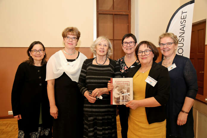Taittaja Johanna Marttila, keskusseuran sihteeri Sari Schwartz, kirjailija Raija Kouri, kuvavastaava Karoliina Kirvelä, keskusseuran puheenjohtaja Anni Yli-Tuomola ja tilaisuuden juontajana toiminut Tarja Kiviniemi olivat erittäin tyytyväisiä valmistuneesta historiikista.