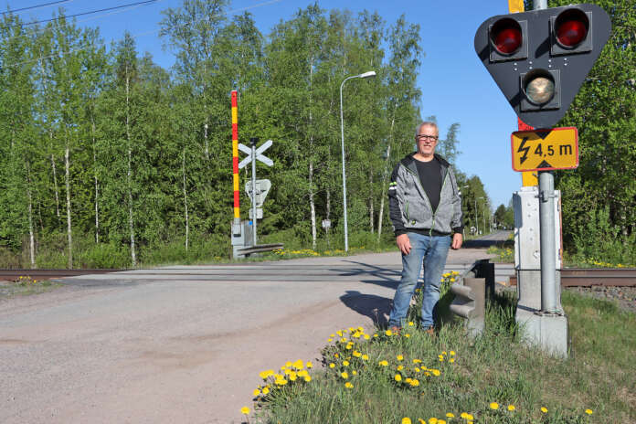 Poikkitien tasoristeyksen tuntumassa asuva Reijo Kivinen ihmettelee Väyläviraston esitystä tasoristeyksen poistamisesta. Toteutuessaan se tulisi vaikeuttamaan monen ihmisen elämää. Kuva: Sari Holappa
