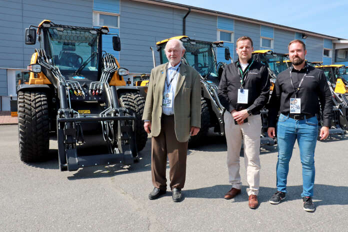 Rivissä seisoneet Willet saivat Willen 4-kymppisillä paljon seuraa synttärivieraista, joille willeläiset esittelivät koneita. Wihuri-konsernin Antti Aarnio-Wihuri ja Wille Machinesis toimitusjohtaja Pekka Elo ja suunnittelupäällikkö eivät esittelyjä tarvinneet, koska tuntevat koneet läpikotaisin.
