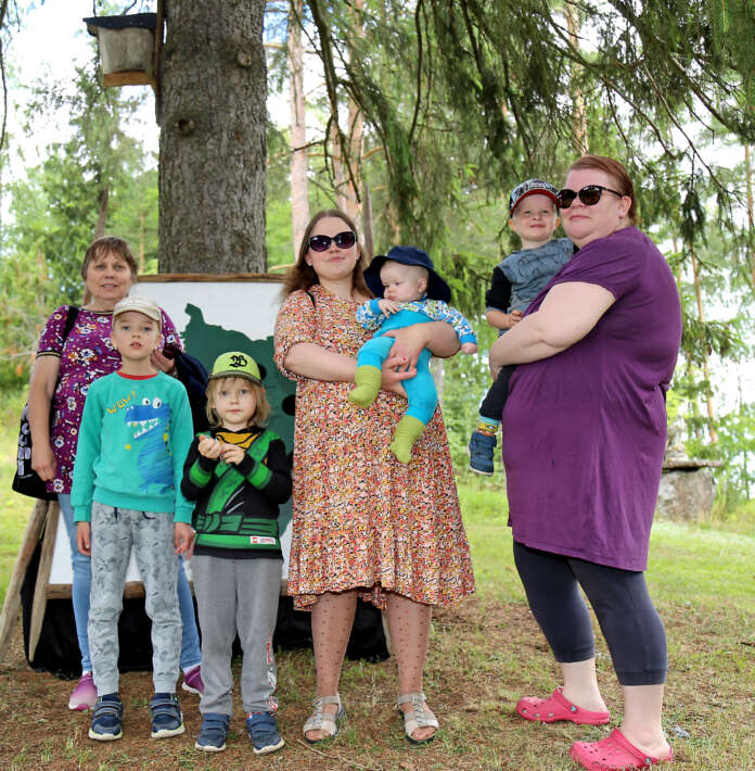 Sirkka Rinne, Erkki Paloposki, Eeli Kouva, Anna-Liisa Kouva-Paloposki, Nuutti Järvenpää, Kimi Saarinen sekä Iida Järvenpää kiertelivät Pajapäivien aktiviteetteja.
