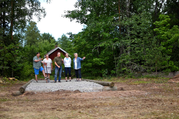 Tässä pelataan tulevaisuudessa petanqueta, tuolla ehkä minigolfia. Virttaan uusi Pelipuisto rakentuu paikallisten yritysten ja talkoolaisten yhteistyöllä Virttaanraitin viereen, lähelle kantatien varren ravintoloita. Yhteisessä hankkeessa ovat häärineet mukana Pentti Jussilainen, Heli Auranen, Markku Saastamoinen, Mira Heikkilä sekä Pirjo Saastamoinen.