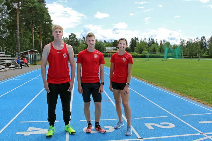 Juho Touru, Hannu Sjöblom ja Minea Lindén pukevat seuraavaksi sinivalkoiset kisa-asut Leiskun punaisten tilalle.