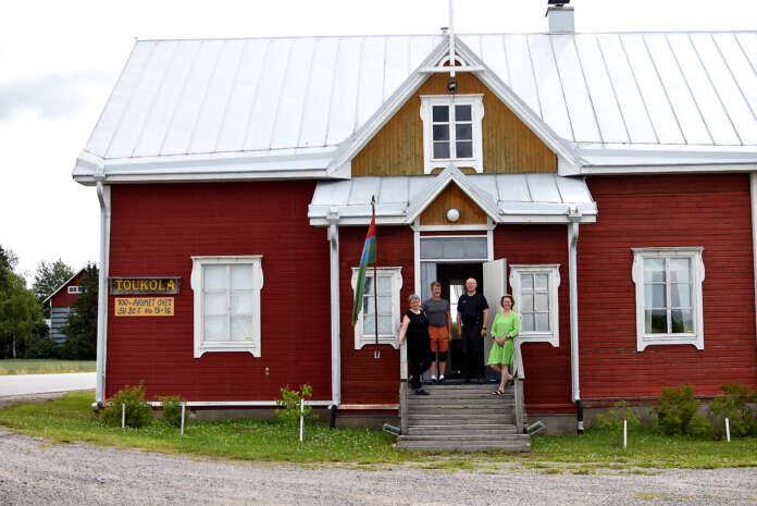 Anne Leino, Pentti Ruuth, Matti Raikkonen ja Virpi Järvinen ovat talkoilleet Toukolassa vuosien varrella monia tunteja.