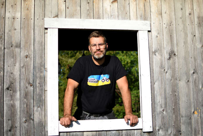 Konsta Heinonen kehitti ensin pellettilämmitteisen kiukaan ja rakensi sitten pihalleen palkitun savusaunan. Sen jälkeen mieleen tuli rakentaa liikkuva savusauna, jotta löylyistä voisi nauttia missä vain.