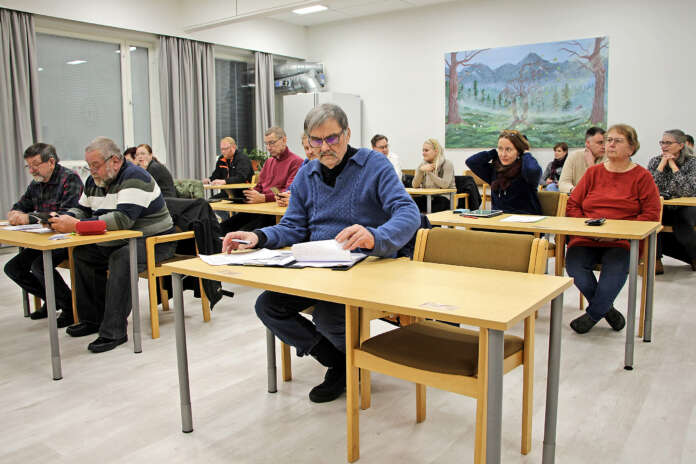 Oripään kunnanvaltuusto äänesti kuvassa keskellä olevan Pertti Liinojan esityksestä korvata talousarviossa esiintyvä osallistuva budjetointi -termi osallistuvalla talousarviolla. Liinojan esitys hävisi äänin 5–12.