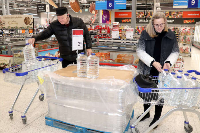 vesikriisi vesi kanisteri citymarket, Ari Lindell, Katja Jalasjoki