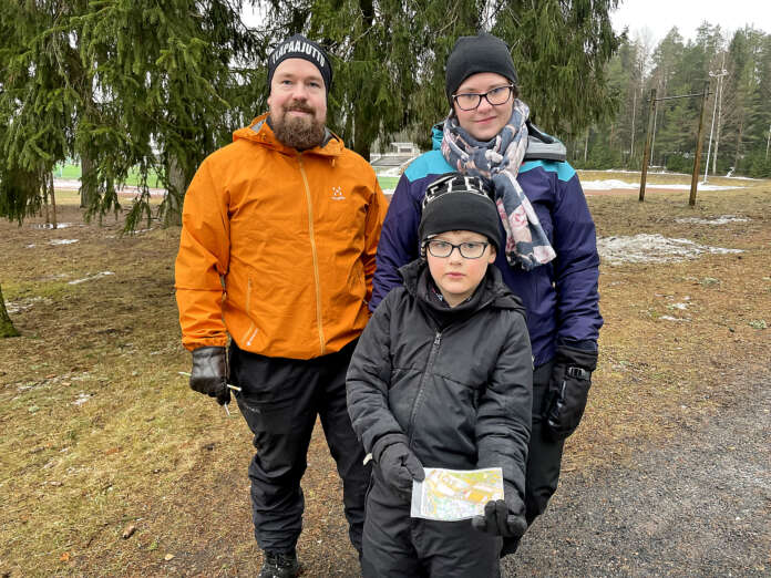 Erno Koivistoinen, Paavo Niinimäki, 7, ja Aino-Maija Tirranen ovat osallistuneet Jotokseen, mutta eivät juurikaan suunnistamiseen. Paavon toiveesta lähdettiin testaamaan suunnistusta. Koivistoinen myönsikin, että viimeksi armeijassa on tullut suunnistettua ja nykyään frisbeegolf on vienyt mennessään. Tirrasen mielestä suunnistuksen perheseikkailu tuntui mukavalta toiminnalta viikonlopulle.