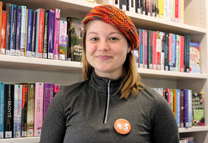 Mellilän kirjastossa viidesluokkalaiset pääsivät juttelemaan erilaisten ”elävien kirjojen”, kuten englantia mielellään lasten kanssa harjoittelevan Emma Stella Vizcarron, kanssa.