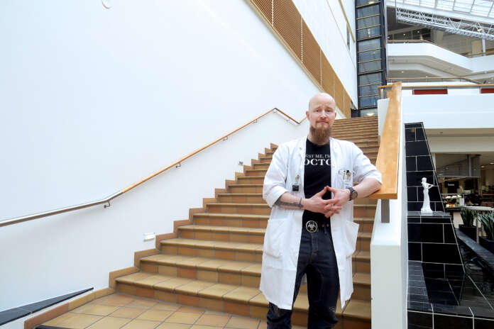 Aleksi Saikkosen työpäivät vaihtelevat laajasti, sillä kahden viran sijaistajana töitä riittää, mutta siitä hän pitää. Jokainen päivä näyttää erilaiselta ja tuo mukanaan erilaisia pulmia ratkottavaksi. Se vasta pitääkin mielen virkeänä.
