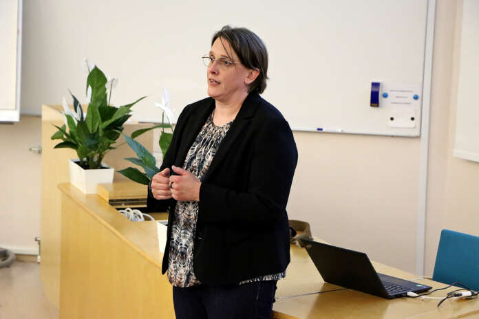 Outi Leppäjoki toimii projektipäällikkönä Turun kaupungin Turvallinen toinen aste-projektissa. – Turvallisuus on kokonaisuus, joka muodostuu fyysisestä, psyykkisestä ja sosiaalisesta turvallisuudesta. Turvallisuus ja hyvinvointi tukevat toinen toisiaan.
