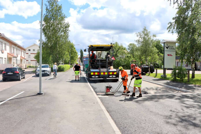 Satakunnantie on pinta-asfaltoitu Aleksis Kiven kadulta Koulukujalle saakka. Tavoitteena on, että jäljelle oleva osuus saataisiin päällystettyä heinäkuun loppuun mennessä.